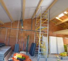 L'isolation du plafond de la pièce principale est terminée.
Le reste de la pièce sera fait après la pose des cloisons de la partie nuit en cours de chantier.