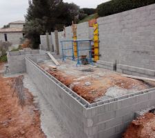 Au premier plans le futur garage suivi en décalé de la future piscine, a droite le mur principal qui soutien la maison