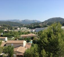 La SUPER vue d'une des fenêtres de l'étage. plein sud avec la ste Baume en face