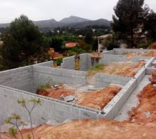 Les murs en parpaings a bancher qui soutiendrons la cuisine (au premier plan)le s&eacute;jour/&eacute;tage et la partie parentale