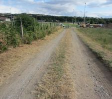Chemin carrossable d'acc&egrave;s au terrain. un peu de travail &agrave; faire pour le remettre en &eacute;tat , il va falloir s'arranger avec le terrassier