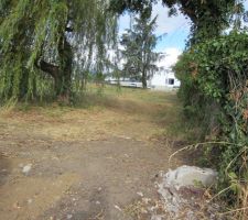 L'entr&eacute;e du terrain. sur&eacute;lev&eacute;e de 40 cm par rapport au chemin d'acc&egrave;s.