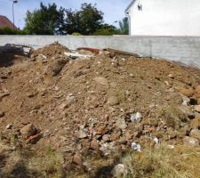 Photo du tas de terre de remblai à redistribuer pour aplanir au max le terrain