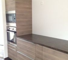 Plan de travail posé (les fours ne sont pas fixés, il manque un fileur de face