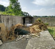 La terrasse encombrée! A force de faire le jardin sans pouvoir aller à la déchetterie, faute de voiture (travaux à faire dessus et CT à passer)