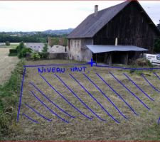 Applanir tout le terrain au niveau de la dalle béton, et de ce fait, avoir 2 niveaux de terrains