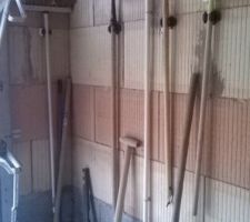 Pour finir ma journée j'ai suspendu les outils de jardin des enfants