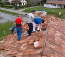 Pose des tuiles du garage, MERCI à la famille, une fois de plus!