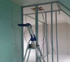 A l'intérieur de la salle de bains...vue sur chambre et toilette