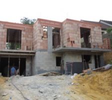 Facade ouest avec avancée des travaux sur les balcons-terrasse