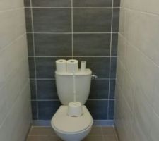 WC terminés, sobre et propre j'adore, manque le lave mains pour terminer tout ça