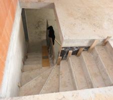 Chute d'une poutre dans l'escalier du sous-sol