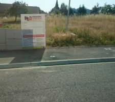 Terrain avec panneau de construction