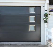 Porte de garage avec hublots et finition inox