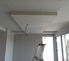 Plafond rabaissé dans la cuisine pour cacher la gaine plate de la future hotte