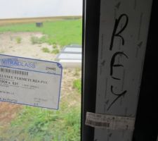 La porte fenêtre remplacée, mais déjà abîmée ; avec en fond l'ancienne porte fenêtre restée en plant sur notre terrain ...

Mais qui est Monsieur Rey ?? Vous remarquerez la présence d'une étiquette "Trop petit" ; la porte fenêtre est-elle vraiment neuve ?