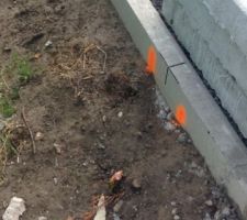 Placement de la maison par le géomètre.
Sur la face avant pas de problème.
