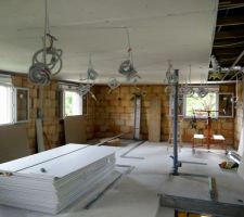 Pose du faux plafond de l'étage