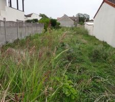 Photo du terrain depuis la rue.
8.30m de large sur environ 55 m&egrave;tres de long