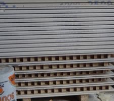 Cloisons intérieures (2 plaques de plâtre, reliées entre elles par un réseau alvéolaire).
C'est vraiment fragile :(