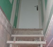 Porte d'accès au sous-sol installée