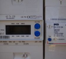 Compteur électrique situé à l'entrée du terrain