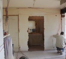 On a percé le nouvel emplacement pour la futur porte de la salle de bain