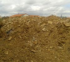 Le tas de terre de remblai qui reste sur le terrain :(