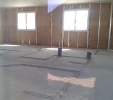 Le tas de terre de remblai qui reste sur le terrain :(