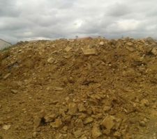 Le tas de terre de remblai qui reste sur le terrain :(