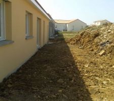 Le tas de terre de remblai qui reste sur le terrain :(