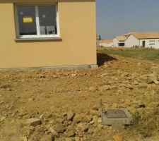 Le tas de terre de remblai qui reste sur le terrain :(