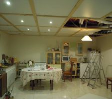 Installation du plafond et de l'&eacute;clairage