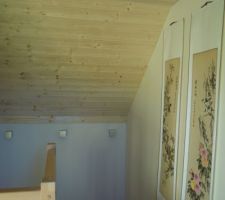 Installation du plafond et de l'&eacute;clairage de la cage d'escalier