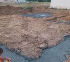 Au fond dans l'angle... sacrée différence de hauteur entre nos fondations et le niveau des terres du jardin de notre voisins.
