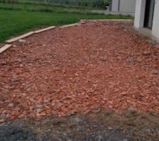 Préparation du fond de la terrasse avec des tuiles de récup, cassées et étalées avec le tracteur.