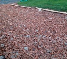 Préparation du fond de la terrasse avec des tuiles de récup, cassées et étalées avec le tracteur.