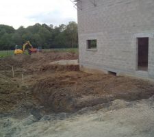 Vide sanitaire derri&egrave;re le garage pour terrasse couverte