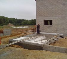 Coulage dalle et cha&icirc;nage , environ 3 m&egrave;tres cube de b&eacute;ton. On l a fait en une matin&eacute;e.