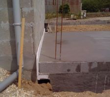 L espace entre la maison et le garage a ete comble en béton avec la dilatation respectée