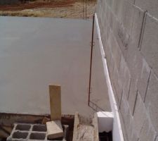 L espace entre la maison et le garage a ete comble en béton avec la dilatation respectée