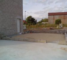 Remblai du sol du garage fait. Le sable a été mis et compacté