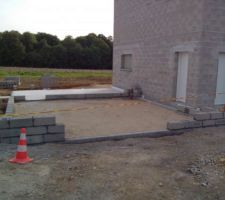 Sable  compacté, montage du premier rang d agglos. La dalle du garage sera flottante donc pas prise dans les murs.
