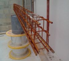 &Ccedil;a c est la ferraille de la poutre le long de la maison