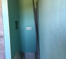 Douche chambre d'amis avec niche sur la gauche (bonne hauteur pour poser une bouteille de champagne) pour uhlane?