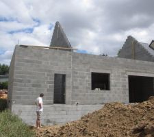 Ils sont venus travailler samedi : 2 pignons mont&eacute;s. Reste plus que le pignon nord et ce sera fini pour la ma&ccedil;onnerie.