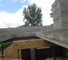 Ils sont venus travailler samedi : 2 pignons mont&eacute;s. Reste plus que le pignon nord et ce sera fini pour la ma&ccedil;onnerie.