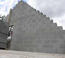 Ils sont venus travailler samedi : 2 pignons mont&eacute;s. Reste plus que le pignon nord et ce sera fini pour la ma&ccedil;onnerie.