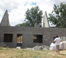 Ils sont venus travailler samedi : 2 pignons mont&eacute;s. Reste plus que le pignon nord et ce sera fini pour la ma&ccedil;onnerie.
