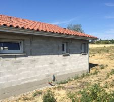 Vue sur fenetre cuisine et les 2 SDB. Coté terrasse